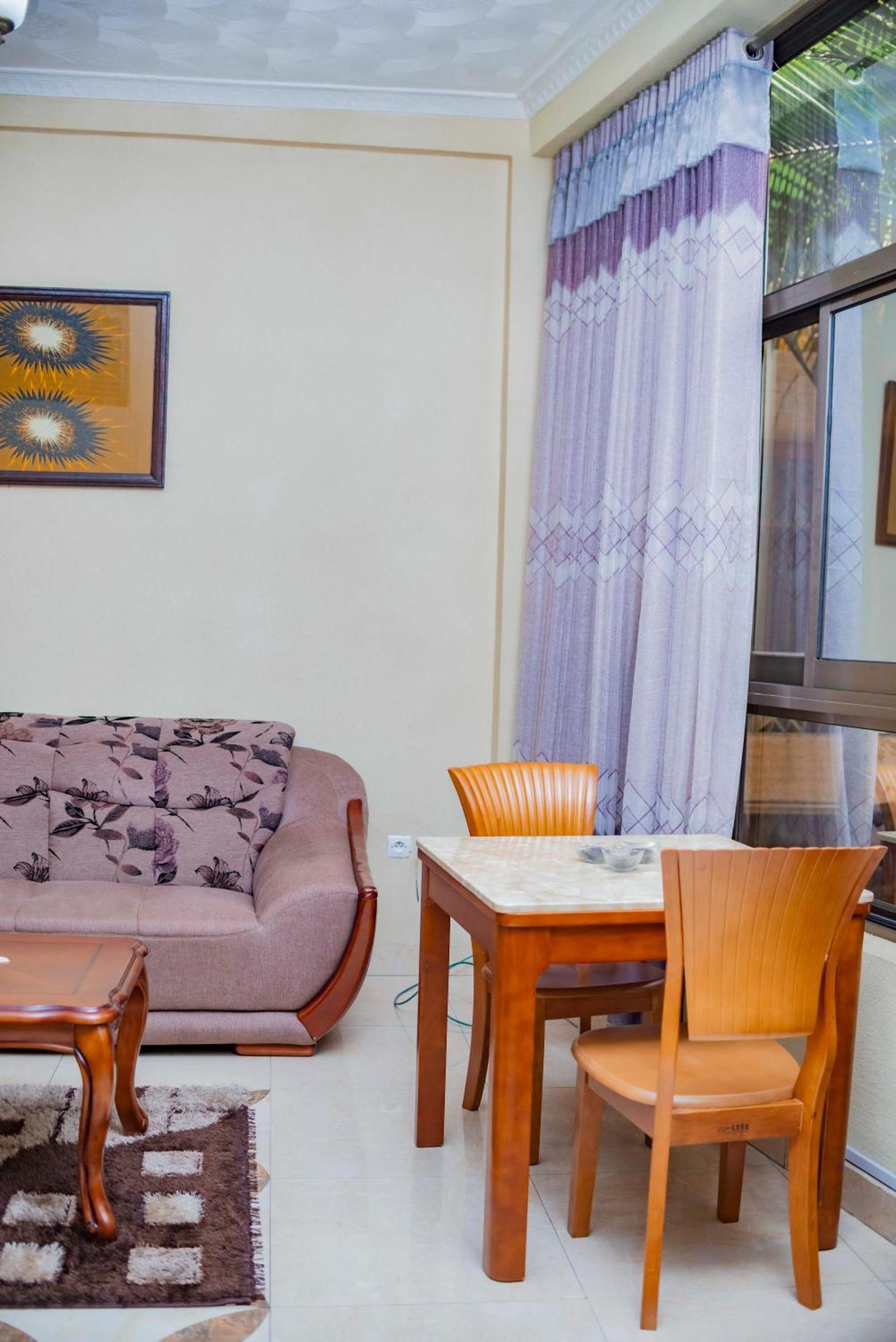 Tigers'S Apartment Hotel ブジュンブラ エクステリア 写真